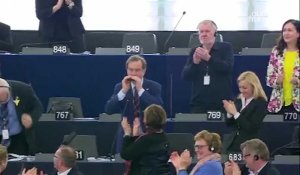 Un eurodéputé slovène surprend en jouant l'hymne européen à l'harmonica en plein parlement