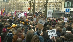 Manifestation pour les droits des femmes: à Paris, arrivée du cortège place de la République