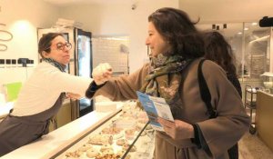 Municipales à Paris: coronavirus oblige, Agnès Buzyn fait campagne en tapant des coudes