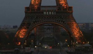 Coronavirus: la tour Eiffel rend hommage au personnel soignant