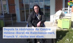 Il récite son slam depuis le Centre Hélène-Borel de Raimbeaucour