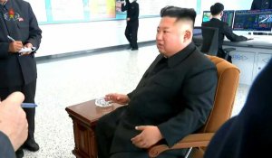 Kim Jong Un vu en train de fumer lors de la visite d'une usine après des semaines de rumeurs sur sa santé