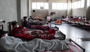 Coronavirus: Des Syriens de retour de Turquie sont placés en quarantaine dans un centre à Idleb