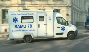 Coronavirus: arrivée d'ambulances gare d'Austerlitz à Paris, avant le départ d'un nouveau TGV médicalisé