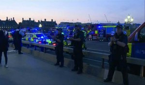 Coronavirus/GB: Policiers et pompiers applaudissent les soignants sur la Tamise à Londres