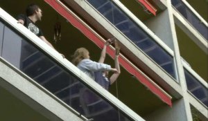 Coronavirus: après les applaudissements, des Parisiens célèbrent Pâques sur leurs balcons