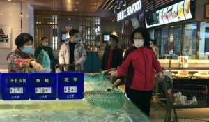 Coronavirus: à Wuhan, retour prudent des habitants dans les supermarchés