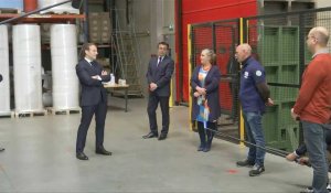 Coronavirus: Macron arrive dans une usine de masques près d'Angers