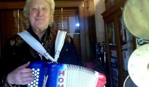 L'accordéoniste Michel Pruvot joue « Le bal de la marine »