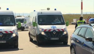 Coronavirus: à l'aéroport de Mulhouse, des ambulances avec des patients prêts à être évacués