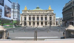 A Paris, la place de l'Opéra presque vide au 31e jour de confinement