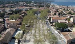 Vue d'un drone, la ville de Saint-Tropez déserte durant le confinement