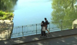 Confinement: quelques joggeurs et promeneurs sur le bord du canal Saint-Martin à Paris