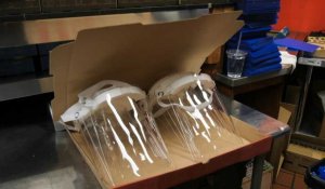 COVID-19: une pizzeria de Chicago fabrique des masques de protection