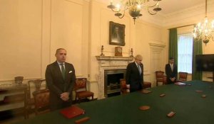 Boris Johnson observe une minute de silence pour les victimes du Covid-19