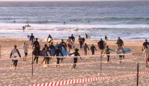 Des centaines de surfeurs pour la réouverture de Bondi Beach à Sydney