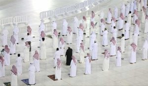 La Mecque: des fidèles musulmans prient en respectant la distanciation sociale