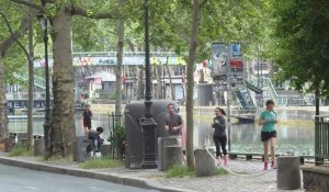 Après les joggeurs, des promeneurs aux abords du canal Saint-Martin à Paris