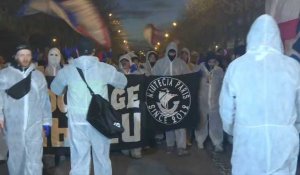 Football/Coronavirus: Les supporters du PSG arrivent au Parc des Princes en combinaison de protection
