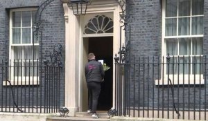 Coronavirus: des fleurs livrées à Downing Street alors que Boris Johnson est en soins intensifs