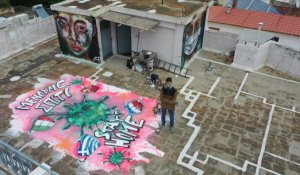 Coronavirus: confiné, un graffeur d'Athènes peint sur son toit
