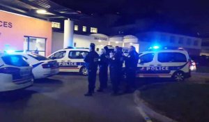 Les policiers ont applaudi mercredi 25 mars le personnel soignant de l'hôpital d'Helfaut