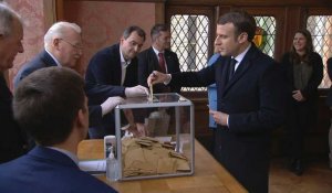 Municipales: Emmanuel et Brigitte Macron votent au Touquet