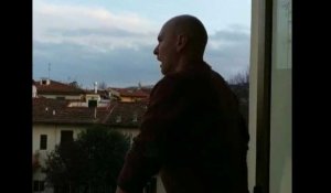 Coronavirus: un chanteur d'opéra de Florence chante au balcon
