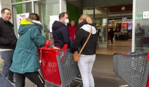 Coronavirus : la clientèle d'Auchan Orchies entre au compte-goutte