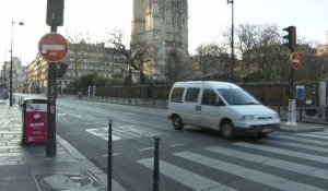 Coronavirus: rues quasi-désertes à Paris au premier jour de confinement