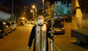 Covid-19: la Sainte Lumière en porte-à-porte pour les fidèles confinés en Roumanie
