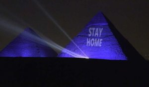 Egypte: Guizeh s'illumine en bleu, avec le message "restez chez vous"