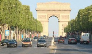 Coronavirus: les Champs-Elysées, au 35e jour de confinement en France