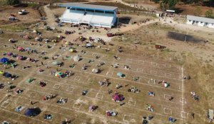 Coronavirus: en Birmanie, un terrain de foot transformé en marché pour respecter la distanciation