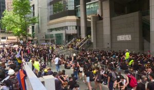 Hong Kong: des milliers de manifestants entourent le siège de la police