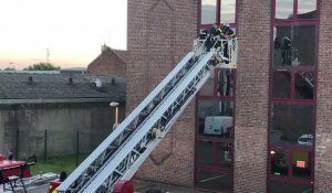 Lens : les sapeurs-pompiers secourent un homme coincé dans un bâtiment 
