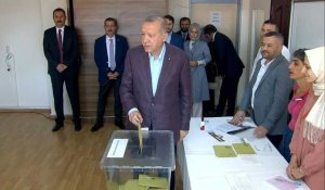 Élection à Istanbul: le président Erdogan dépose son bulletin dans l'urne