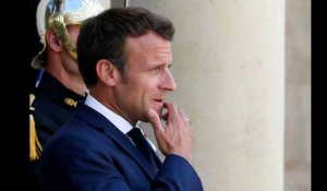 Emmanuel Macron discute avec des chômeurs chez Pôle emploi