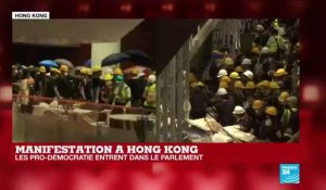 Des manifestants entrent de force dans le siège du Parlement de Hong Kong