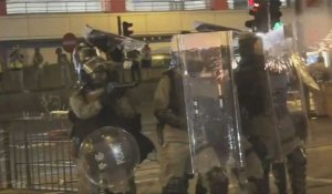 La police de Hong Kong tire du gaz lacrymogène sur les manifestants