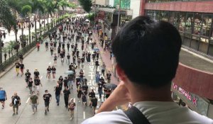 Les Hongkongais scandent des slogans et manifestent dans le centre-ville