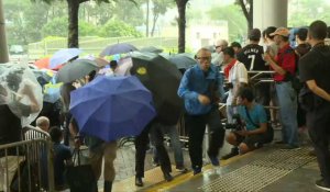 Des manifestants de Hong Kong se rassemblent au tribunal pour soutenir les personnes accusées d'émeutes