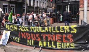 Les opposants au projet de poulailler géant de Pitgam manifestent devant la sous-préfecture de Dunkerque