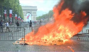 Tensions sur les Champs-Elysées occupées par des "gilets jaunes"