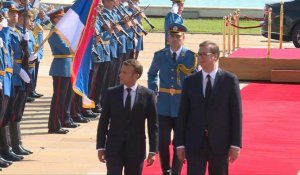Serbie: Macron accueilli par les troupes militaires au Palais présidentiel