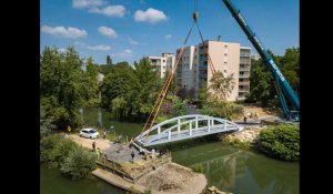 La passerelle Mazarin, 40 tonnes a été posée sur la Meuse.