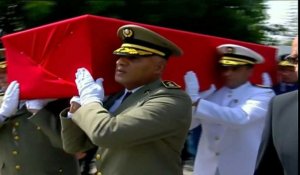 Tunisie: un défilé militaire escorte le cercueil du président tunisien décédé