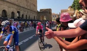 Vidéo : le Tour de France passe devant le Théâtre antique d'Orange