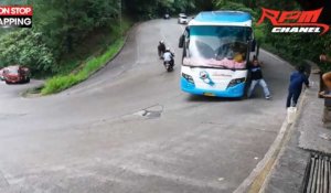 Indonésie : Un homme saute d'un bus dont les freins ont lâché (Vidéo)