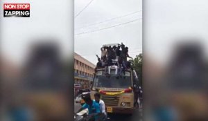 Inde : Des étudiants tombent d'un bus en marche (Vidéo)